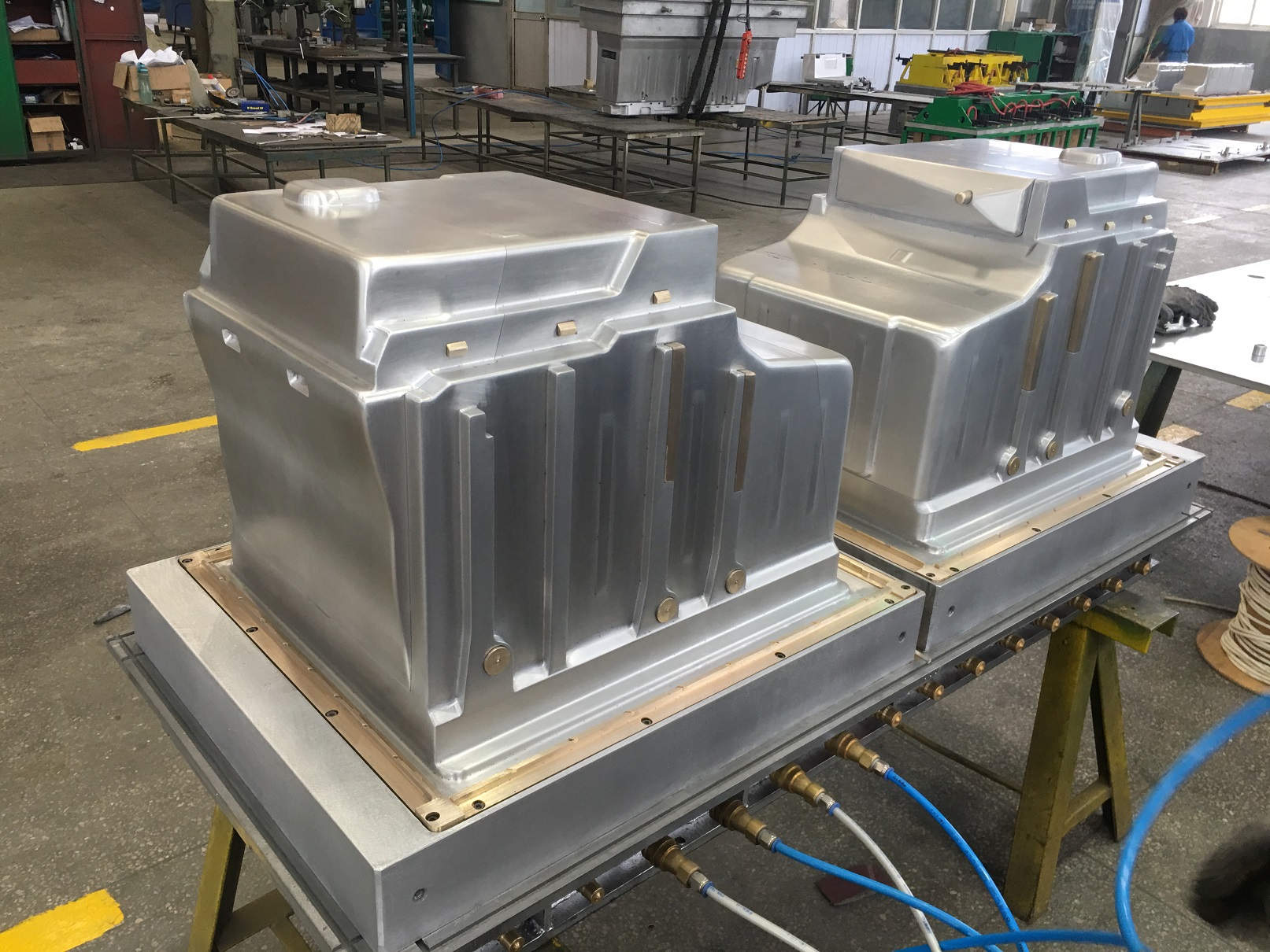 Cabinet inner-liner thermoforming mold
